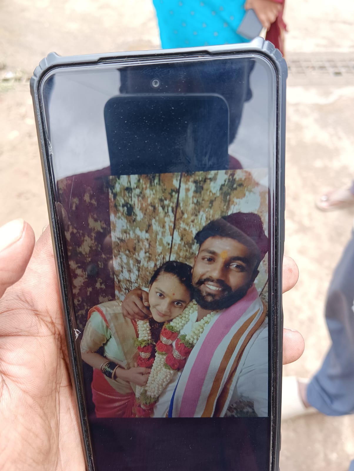 ಪ್ರೀತಿ ಮಾಡಿ, ಜೀವ ಬೆದರಿಕೆ ಇದೆ..ರಕ್ಷಣೆ ಕೊಡಿಯೆಂದು ಪೊಲೀಸ್ ಠಾಣೆಗೆ ಹೋದ್ರು…ಆದರೆ ಠಾಣೆ ಆವರಣದಲ್ಲಿ ನಡೆಯಿತು ಘೋರ ಘಟನೆ