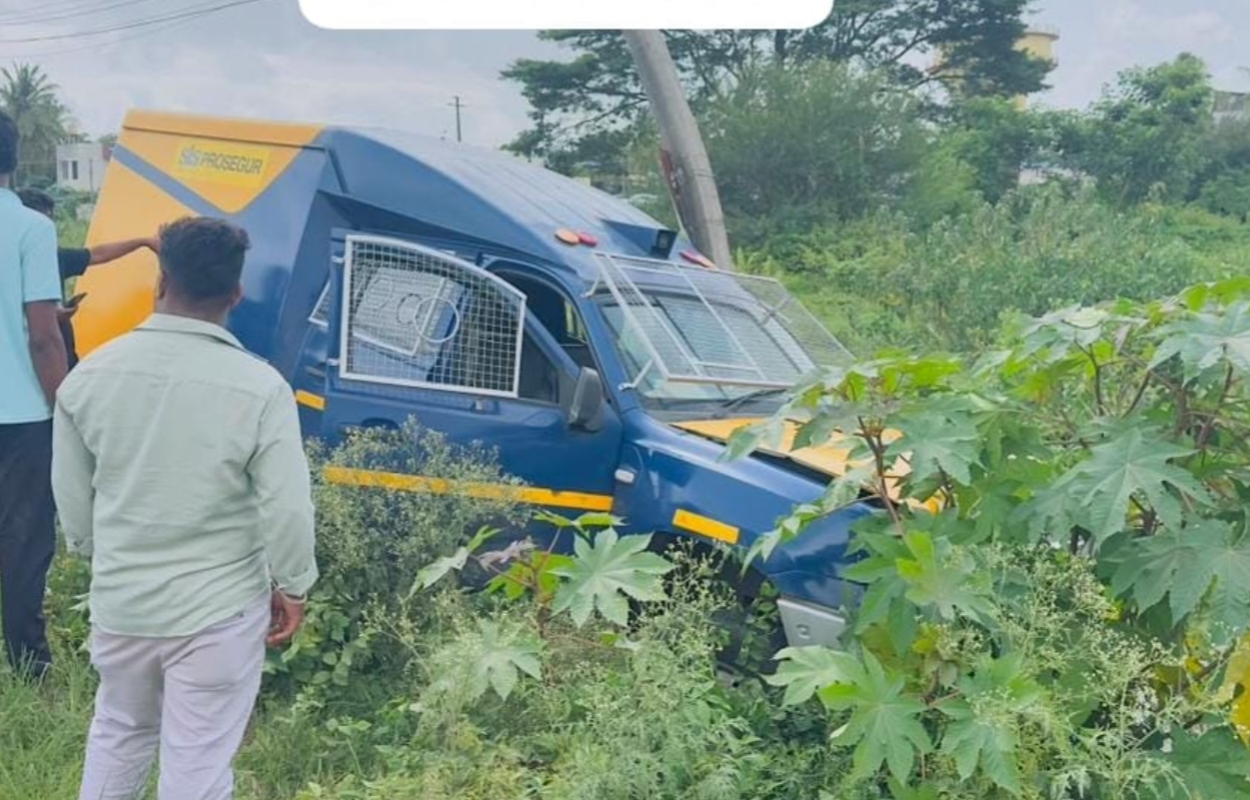 ಶಿವಮೊಗ್ಗದಲ್ಲಿ ಎಟಿಎಂ ಹಣ ಸಾಗಣೆ ವಾಹನ ಅಪಘಾತ; ಕಂಬಕ್ಕೆ ಡಿಕ್ಕಿ, ಚಾಲಕ ವಾಹನ ಬಿಟ್ಟು ಪರಾರಿ*..!